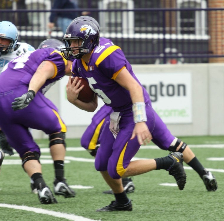 Housewright sparks Eagles, upend Wayne State, 40-35