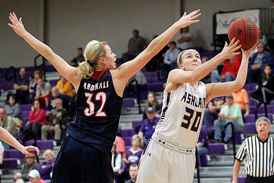 Sophomore Andi Daugherty goes up for a layup against a Saginaw Valley opponent. Daugherty ended the game with 19 points and six rebounds.