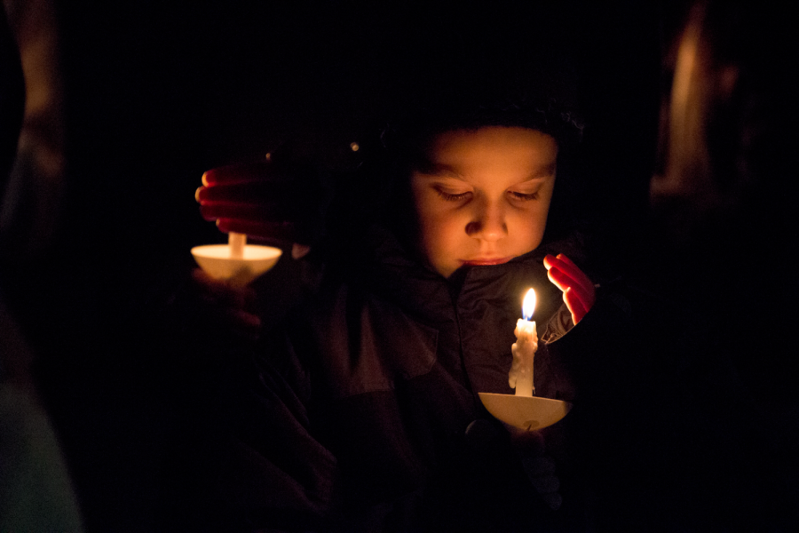 Candlelight vigil brings AU students together