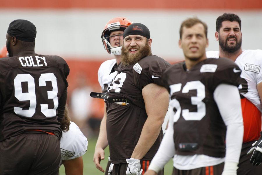 Jamie Meder poses with fellow Browns players during the 2018 season