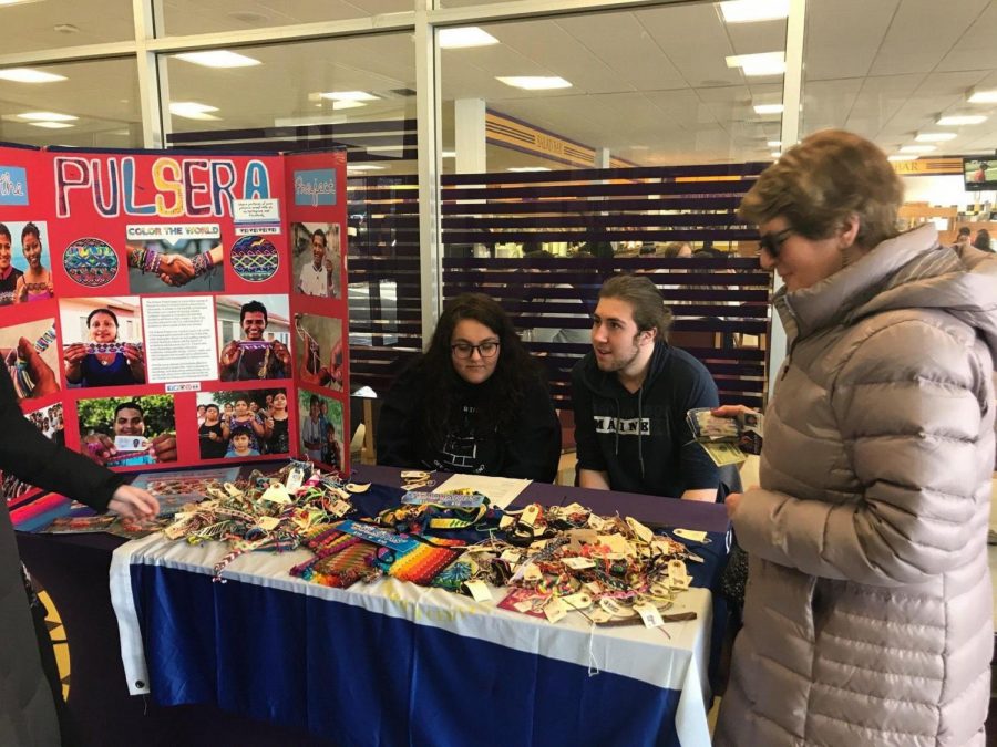 Spanish club members selling bracelets crafted by Nicaraguan and Guatemalan artisans for the Pulsera Project.