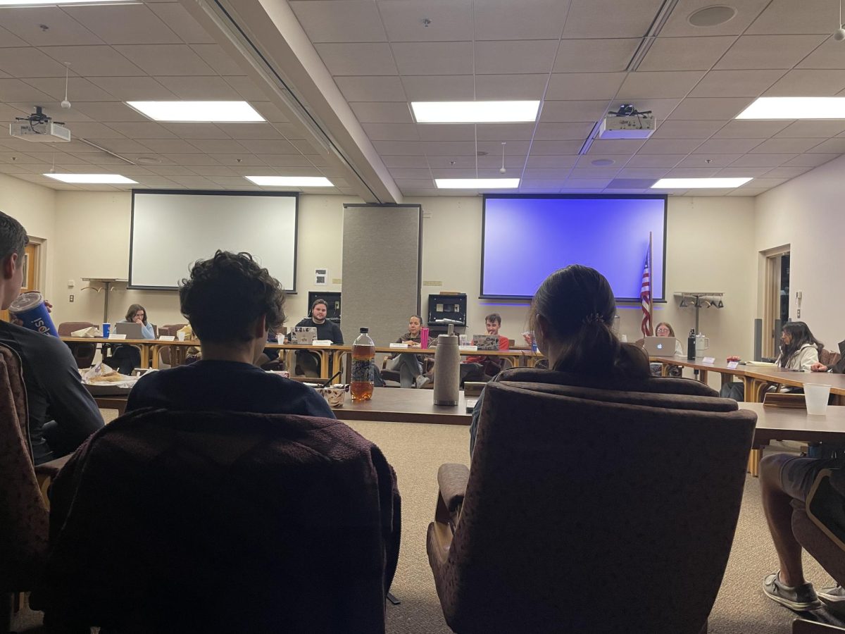 Student Senate discusses Outlook email issues.  