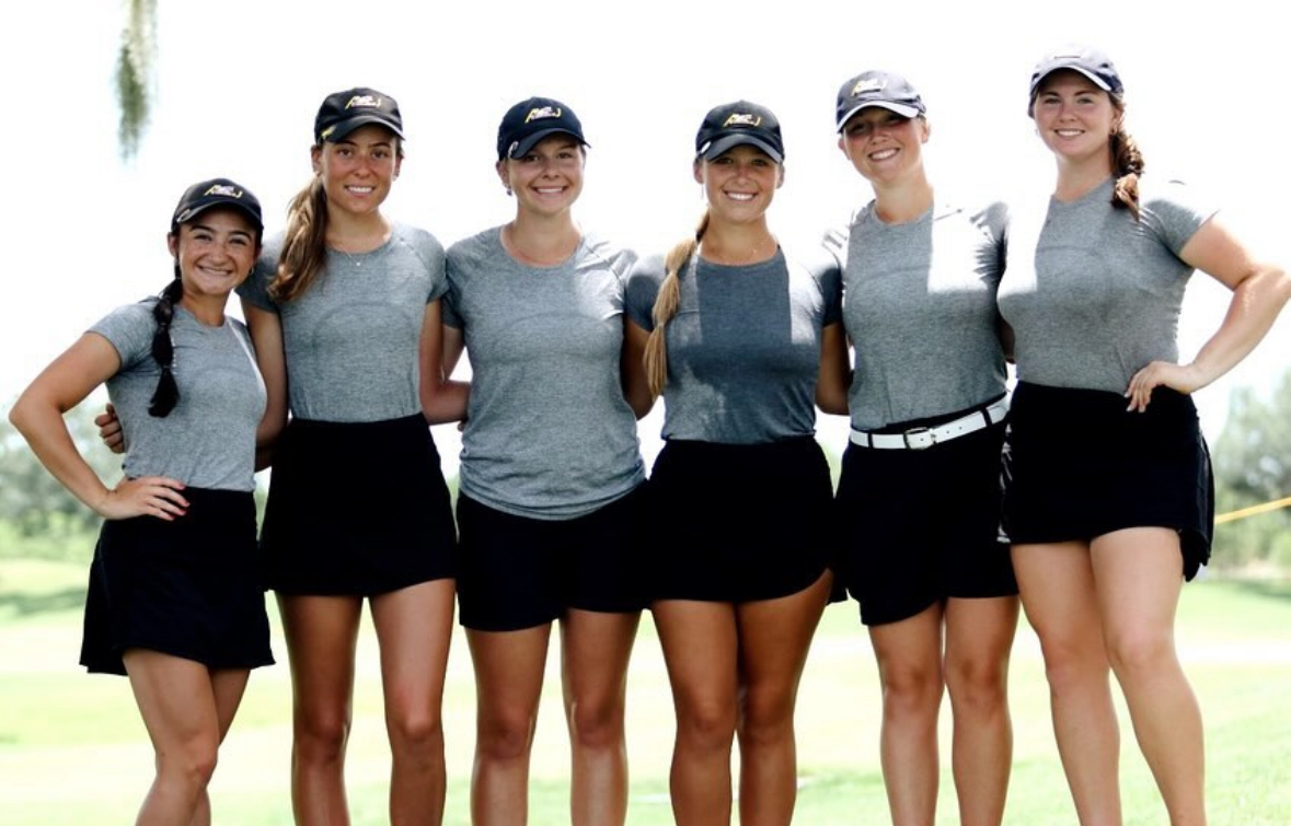 Women's golf stands for a photo together prior to the season beginning.