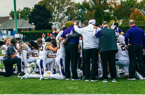 AU football praying before game