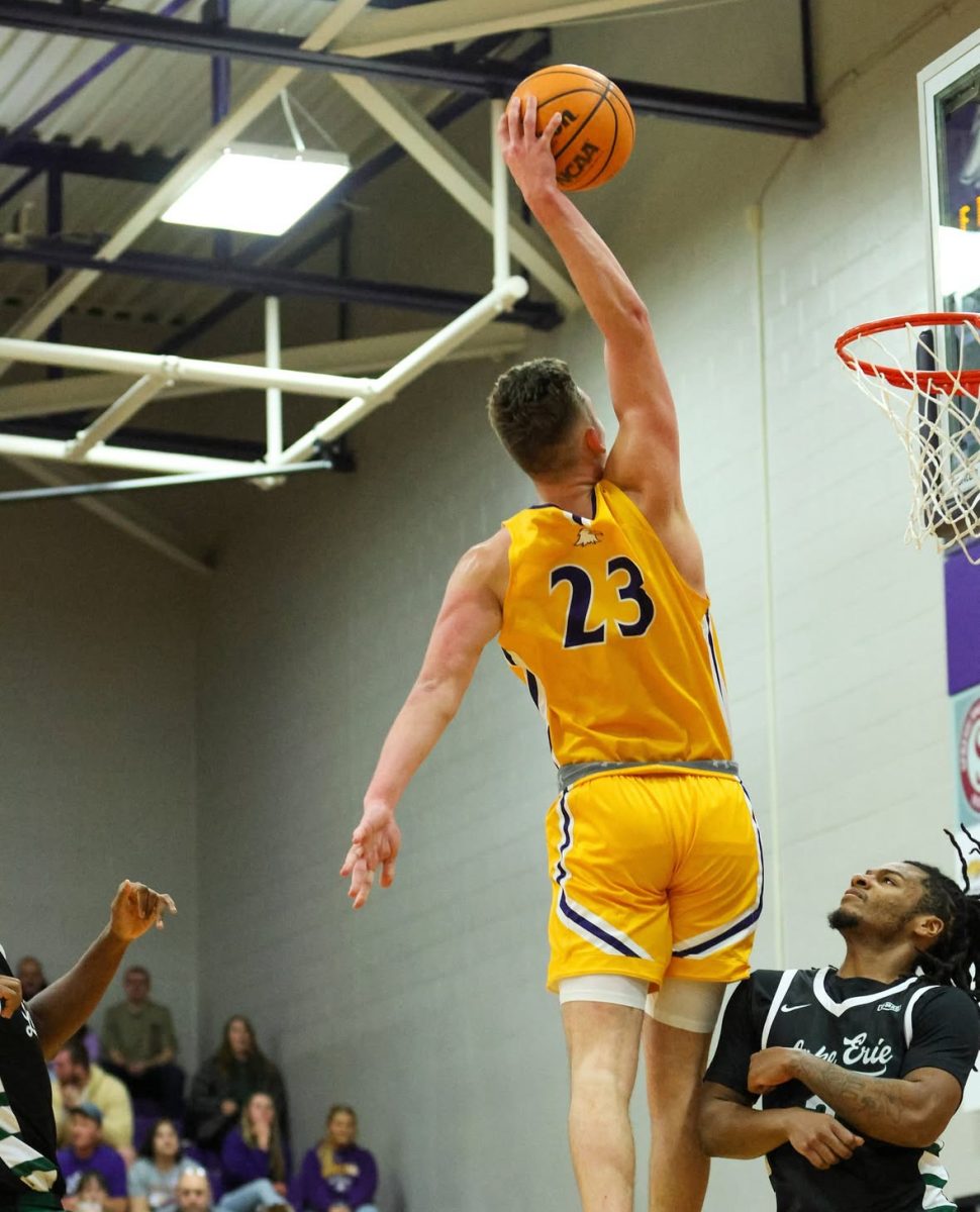 Cooper Davis dunking