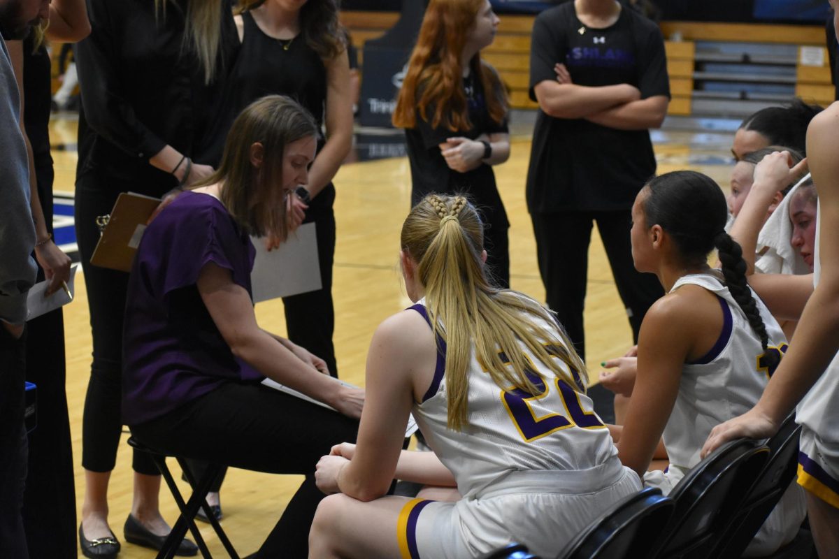 Eagles huddle up as Pickens delivers instructions during the game against the Bulldogs.