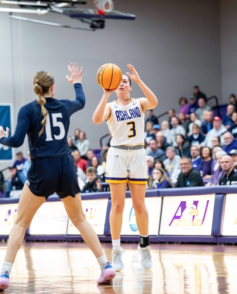 Senior guard Morgan Yoder squaring up for a jump shot