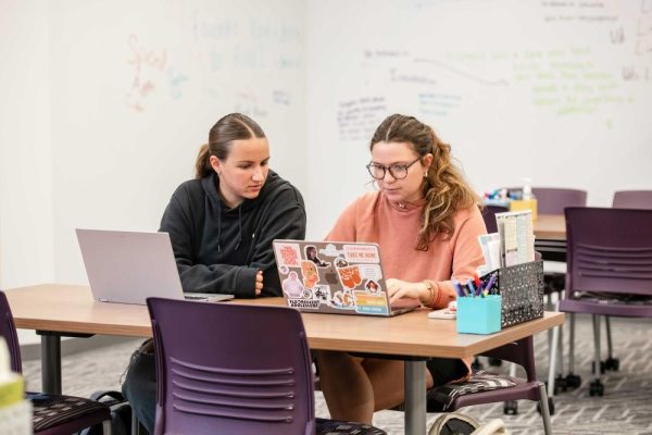 Students working in the Ashland University Writing and Communication Center. 