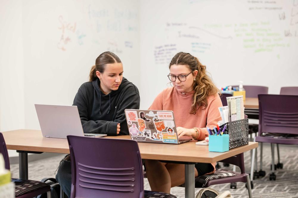 Students working in the Ashland University Writing and Communication Center. 