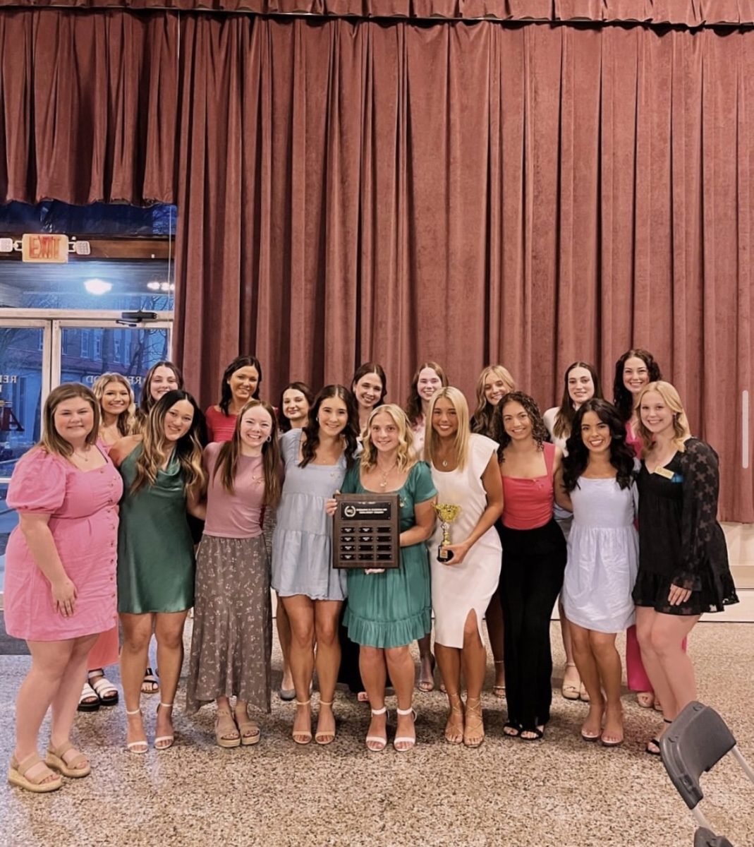 Delta Zeta at the Greek Honors ceremony. 